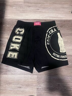 Like new  small (28-30) Coca Cola Black Logo Men's Shorts vtg vintage 2000 y2k